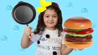 ELİF ÖYKÜ'NÜN HAMBURGERİ KAYBOLDU - Öykü pretend play food Johny Johny Yes Papa Song for Children