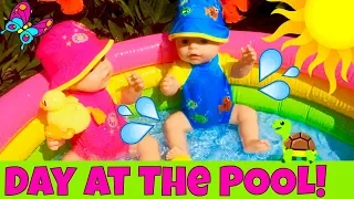 💦Baby Born Twins In The Pool! 🦎Feeding Day Geckos! 🍌Bitty Baby Bathing Suits For Baby Born Dolls!