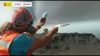 01/11/21 Muestreo de gases CO2 y CH4 para obtener la señal isotópica Erupción La Palma IGME-CSIC