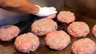 American Food - GIANT ONE POUND HAMBURGERS Jackson Hole Burgers NYC