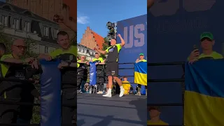 Усик круто заспівав на відкритому тренуванні перед боєм з Дюбуа 🇺🇦😍