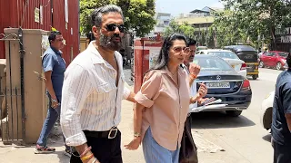 Suniel Shetty Spotted Along With His Wife Mana Shetty In Bandra