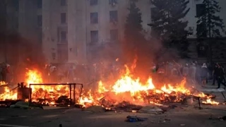 Pro-unity activists saving trapped people in Trade Union House, Odessa on May 2,2014