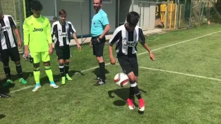 Il riscaldamento di Leo Bevilacqua della Juventus