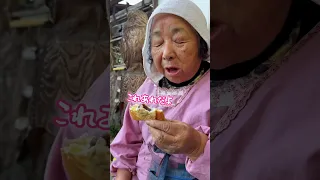 80歳のおばあちゃんにローソンのクロワッサンたい焼きをあげたら・・・