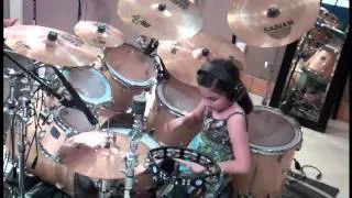 10-летняя девочка играет на барабанах