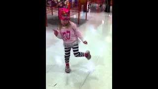 Gabriela dansar i Hagkaup