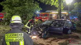 [AUTO PRALLTE GEGEN EINEN BAUM] - Schwerer Unfall in Düsseldorf | Fahrer schwerverletzt -