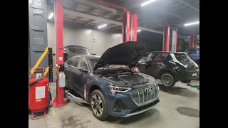 Not only Chinese electric cars break down. Audi e-tron Sportback.