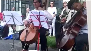 Guy Johnston e  Sheku Kanneh-Mason tocando na rua em Dorset