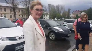 Вика Цыганова приехала голосовать