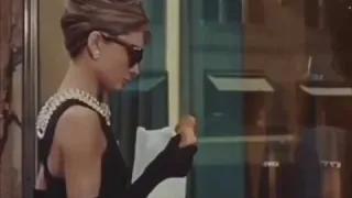 Opening scene of breakfast at Tiffany's