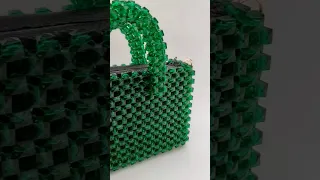 Сумка из кубических бусин и кожи 💚🖤 как вам такое сочетание? #сумкаженская #сумкаизбусин #сумка