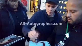 Bill Skarsgard signing autographs in Paris (Part 1)