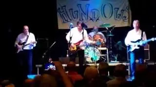 The Hundows - "Shadoogie" (Guitar Boogie) Live in Budapest 7.11.2015