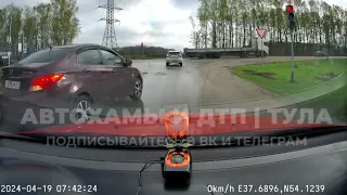 В Туле водитель Hyundai сначала проехал по встречке, а потом и на красный