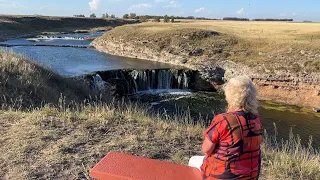 UNA CASCADA DE 7 METROS EN EL MEDIO DEL CAMPO. UNA VIEJA USINA Y LA CUEVA DEL TIGRE. CORONEL DORREGO