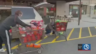 Video: Suspects steal shopping carts full of items from CT grocery store