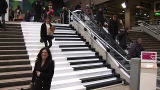 Gare Montparnasse, la SNCF transforme des escaliers en piano