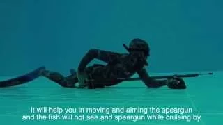 spearfishing tactics - moving and holding the speargun