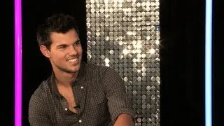 What does Taylor Lautner look for in a girlfriend?