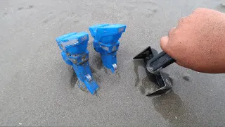 Menemukan Robot Transformers Di Dalam Pasir Pantai