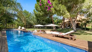 Single-family villa,  with a large garden and private pool in Villafranquesa I Alicante