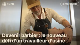 Un travailleur d'usine apprend le métier de barbier à 50 ans.