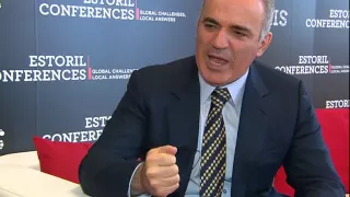 Entrevistas a Anders Fogh Rasmussen e Garry Kasparov