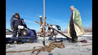 Зимняя рыбалка. Вытаскиваем улов лебедкой