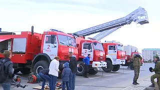 Спасатели департамента ЧС отмечают свой профессиональный праздник.