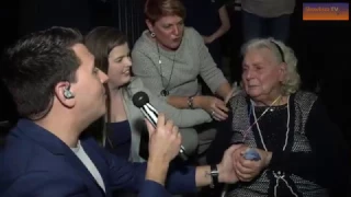 Jan Smit verrast 91-jarige oma tijdens concert