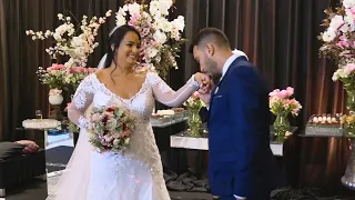 Noivo chora fica abalado emoção. Noiva feliz. Votos dos Noivos Pais morreram antes do Casamento (*)