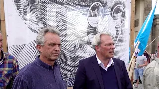 Robert F. Kennedy Junior vor dem Brandenburger Tor in Berlin.  28. August 2020.