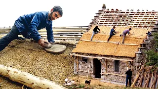 The roofer and his dangerous work in the construction of thatched roofs in mountain houses