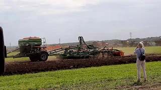 Комбинированное почвообрабатывающее орудие от AMAZONE CEUS + X-TENDER и трактор BUHLER Versatile