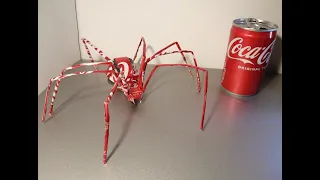 Ragno costruito con lattine di Coca Cola