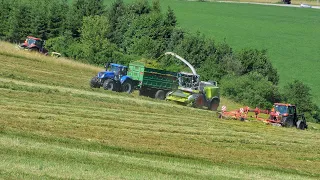 Claas Jaguar 940, 2x Case IH, New Holland, JCB, JD, Krone and Pöttinger grass forage on the hill