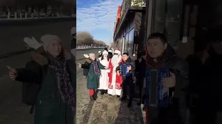 Пассажиры в автобусах пели песни с Дед Морозом и Снегурочкой