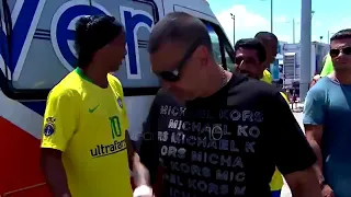 Ronaldinho Gaúcho da show no futebol de areia