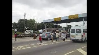 Tollbooth workers demonstrate over unpaid salaries||