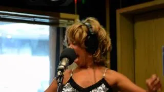 Rebecca O'Connor singing "Simply The Best" on the Complimentary Breakfast