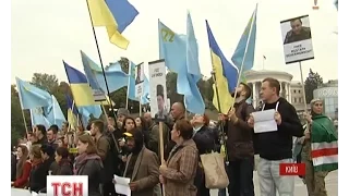 Татари та українці прийшли на Майдані Незалежності в знак протесту під час засідання суду у Росії