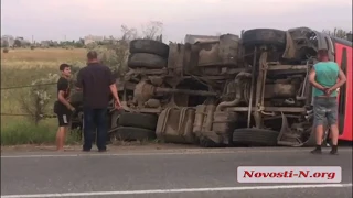 Видео Новости-N: на объездной дороге в Николаеве перевернулась фура