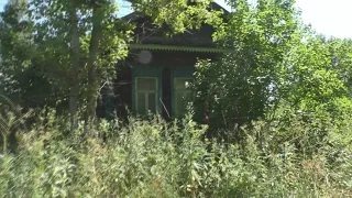 Заброшенный дом в жилой деревне. Люди покинули дом и уехали. Что осталось.