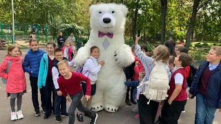 Веронику поздравил белый медведь на перемене в школе!