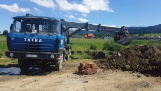 Tatra 815 UDS 114 - výkop ryhy