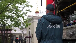 Огнеборцы МЧС России ликвидировали пожар на территории храма в 1-й горбольнице Севастополя