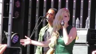 Avril Lavigne "Rock N Roll" Live @ 5 Towers Stage (Universal City Walk)