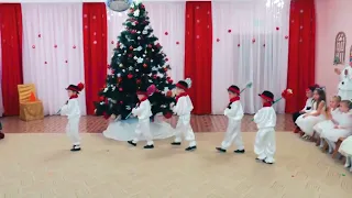 Танец снеговиков (старшая группа)